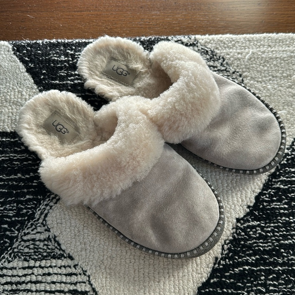 Ugg Aira slip on slippers size 9